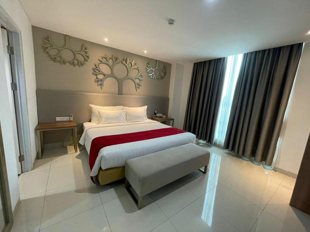 Palm Park Hotel Surabaya Exterior foto