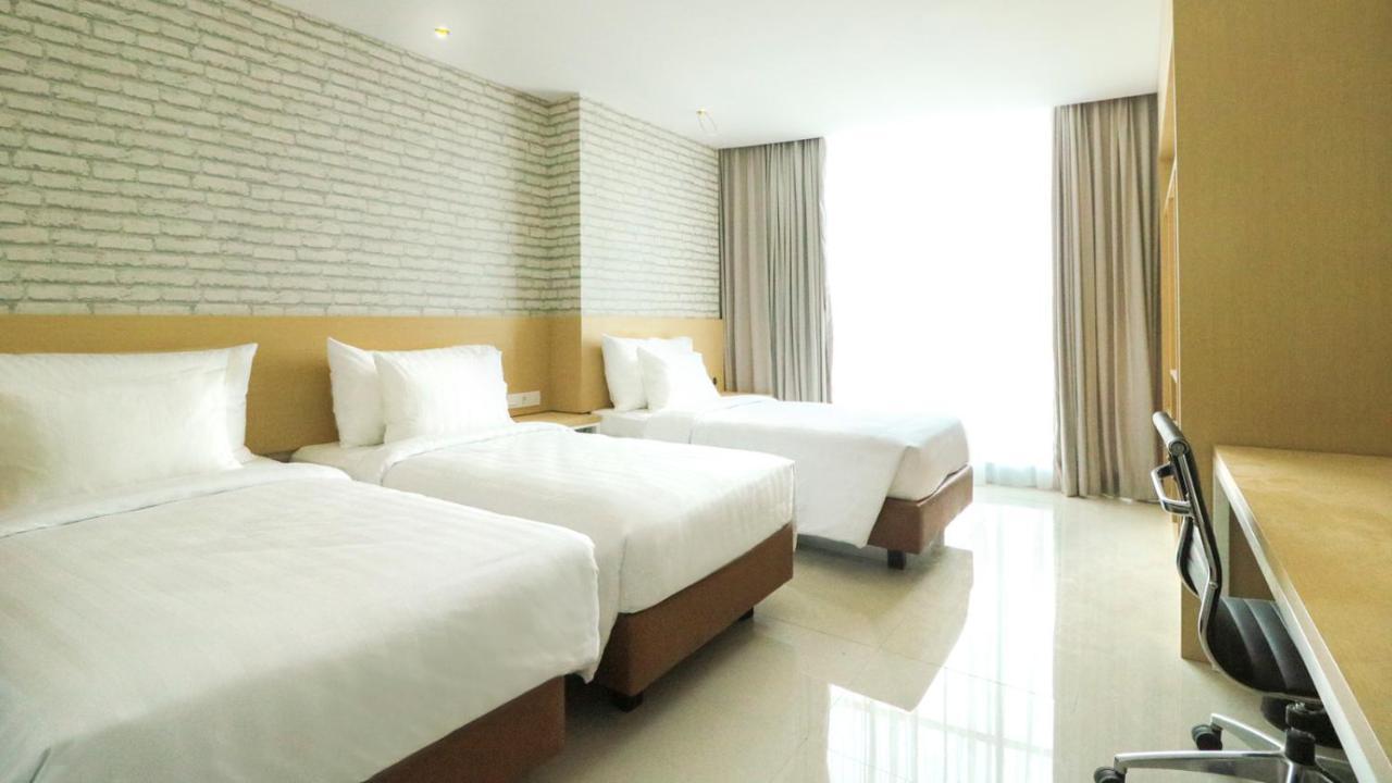 Palm Park Hotel Surabaya Exterior foto