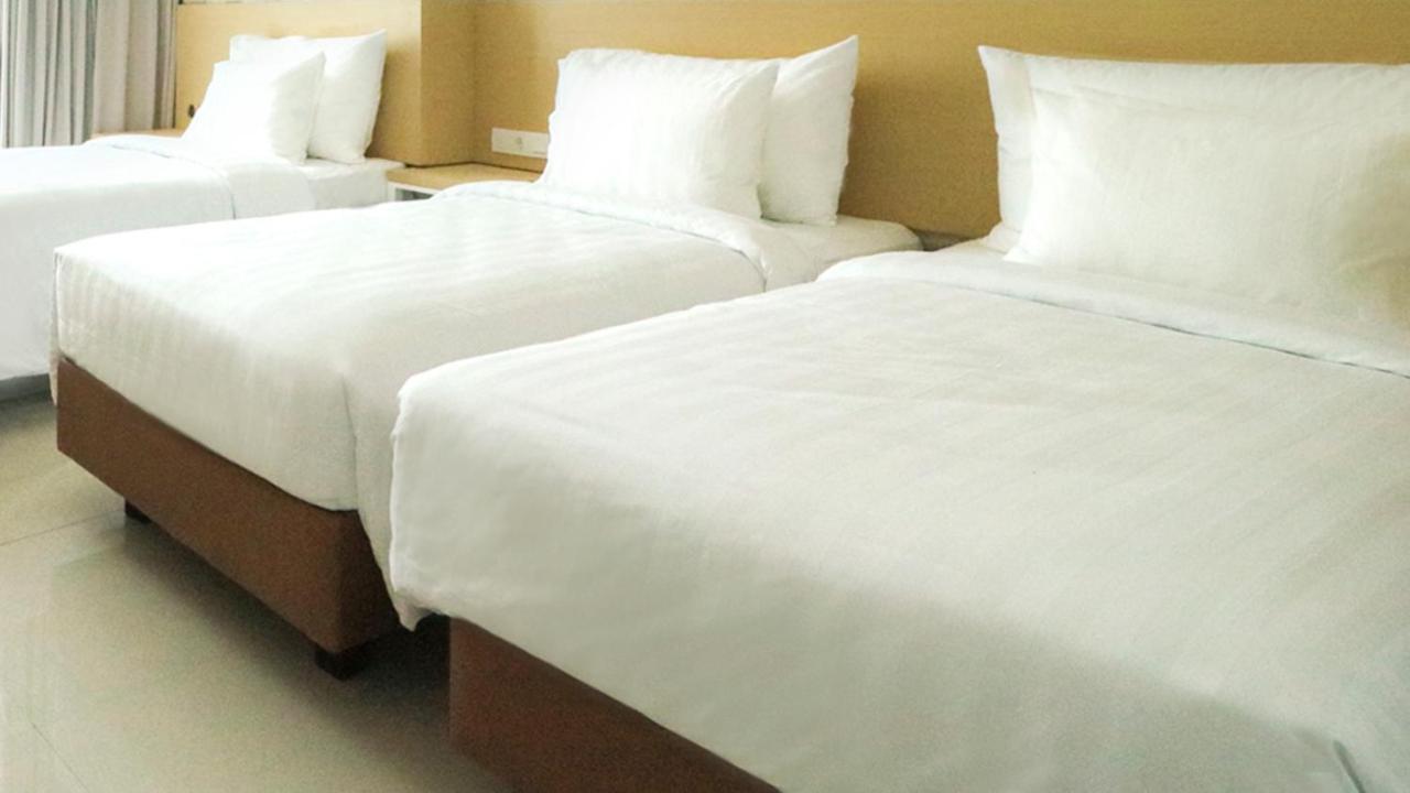 Palm Park Hotel Surabaya Exterior foto